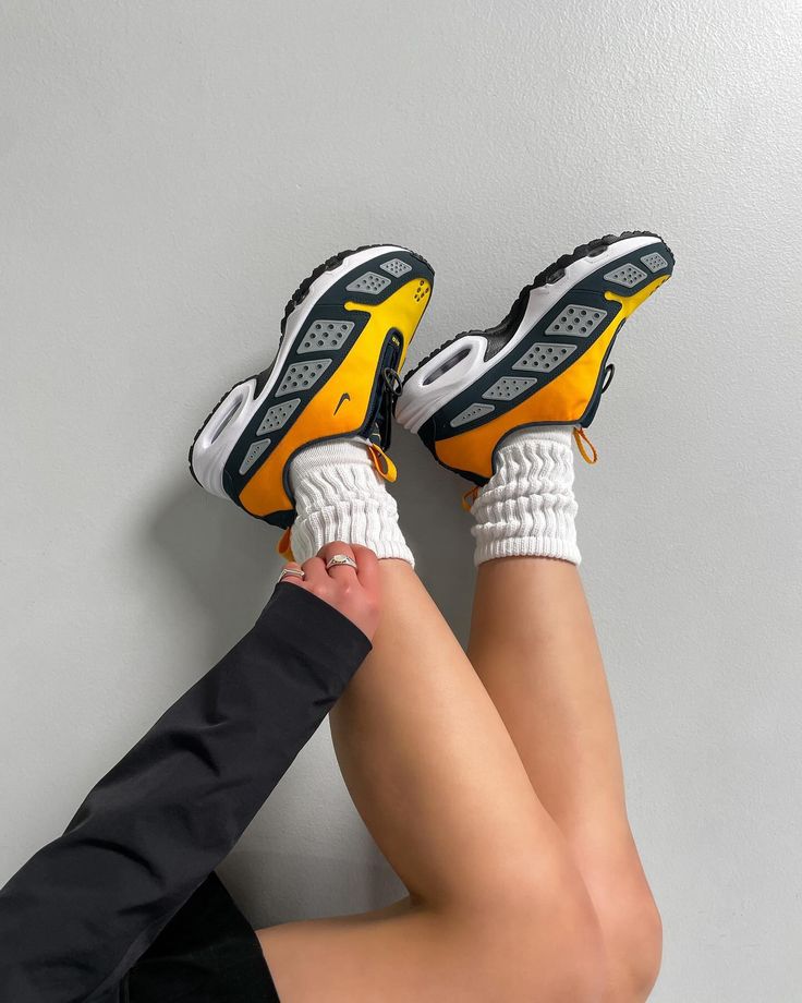 NIKE SDNR YELLOW