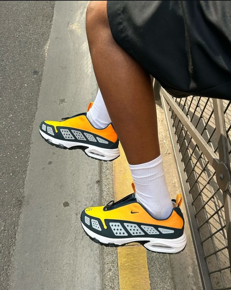 NIKE SDNR YELLOW