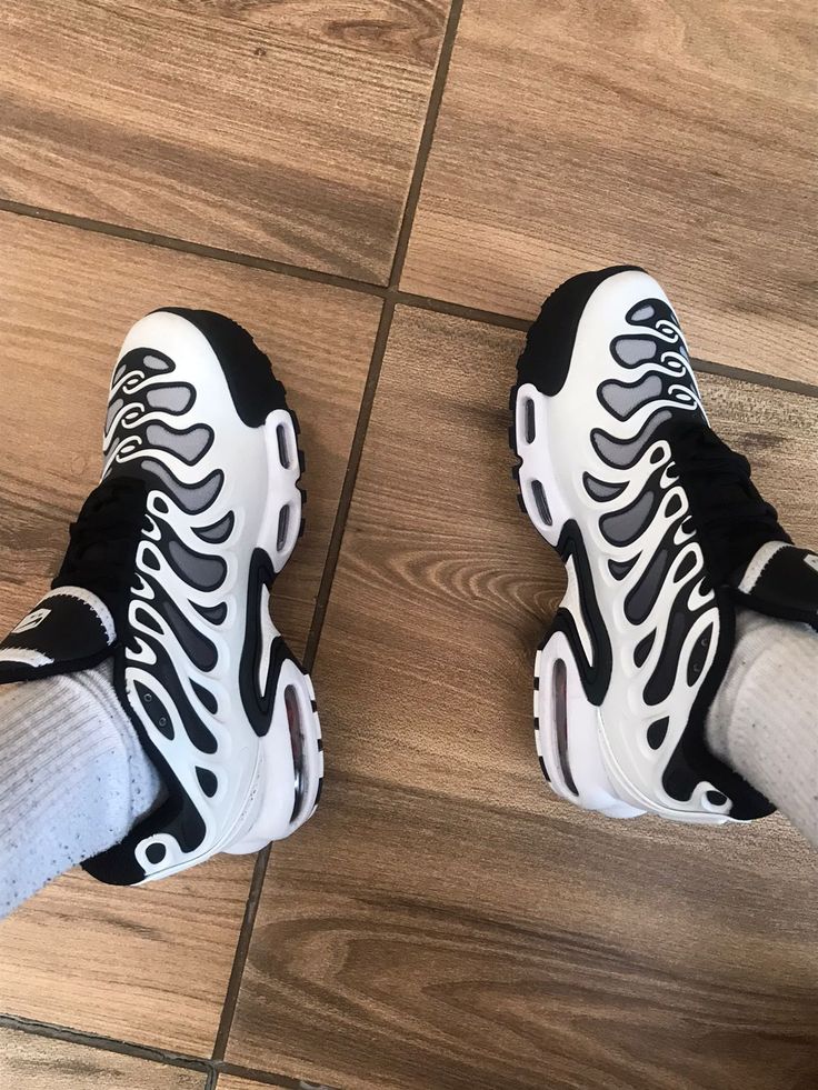 NIKE AIR MAX PLUS DRIFT BLACK& WHITE